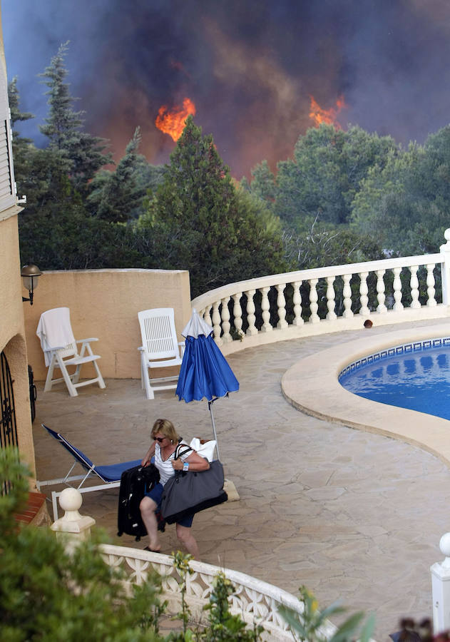 Más de mil desalojados por el incendio en Xàbia