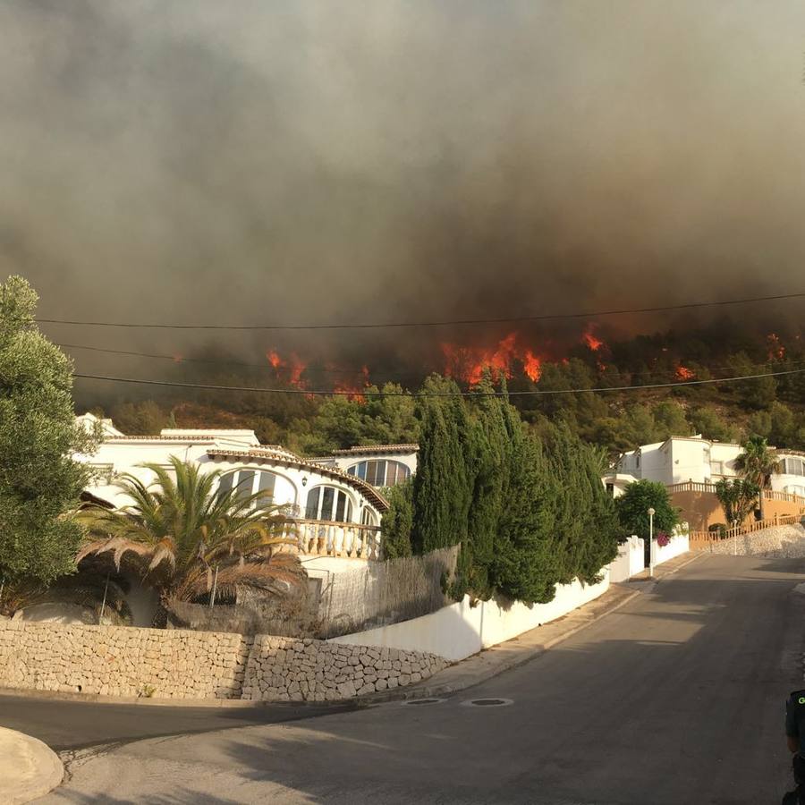 Más de mil desalojados por el incendio en Xàbia