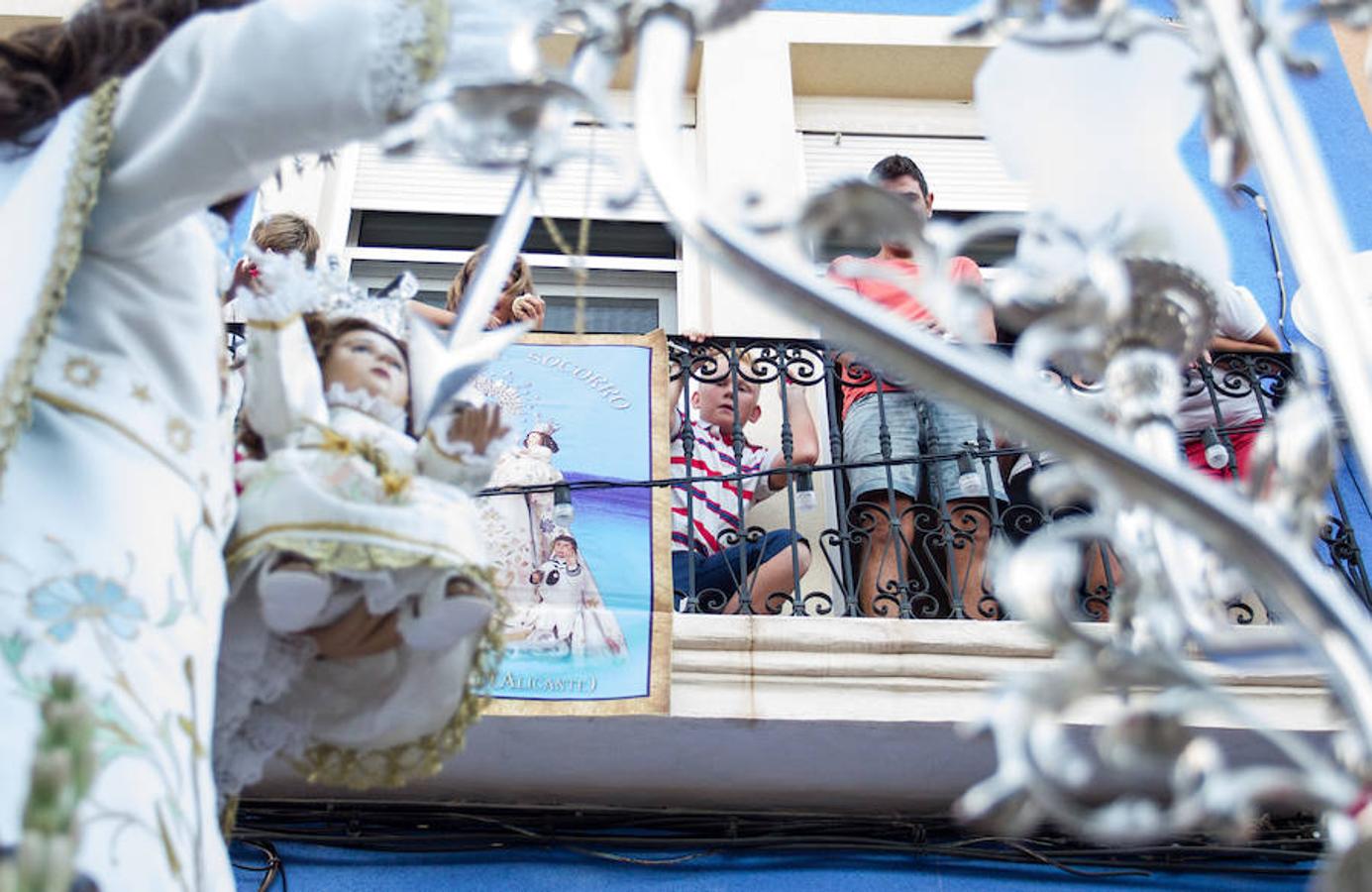 El Raval Roig celebra la procesión de la Virgen del Socorro