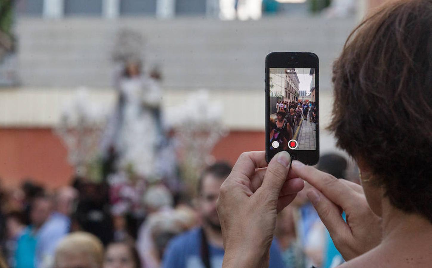 El Raval Roig celebra la procesión de la Virgen del Socorro