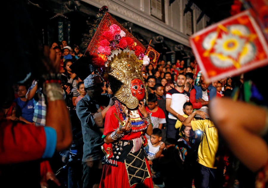 Nepal se viste de fiesta