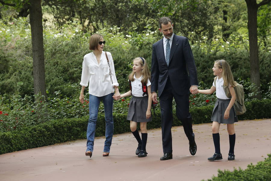 El rey Felipe VI es recibido en el Palacio de la Zarzuela por la reina Letizia y sus hijas Leonor y Sofía a su regreso de Aquisgrán, donde asistió a la entrega del Premio Carlomagno