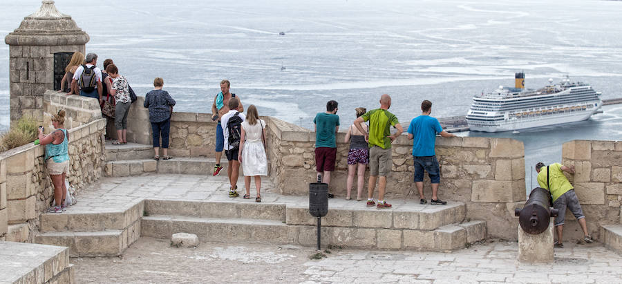 Llegada de crucero a Alicante y lleno en el castillo de Santa Bárbara