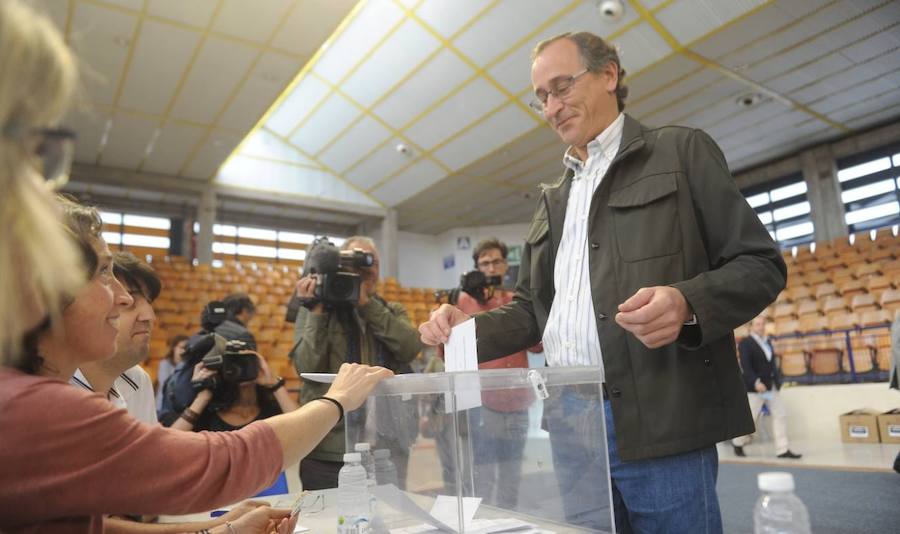 El candidato del PP a lehendakari, Alfonso Alonso, se dispone a votar en el colegio electoral situado en el polideportivo Mendizorrotza de Vitoria.