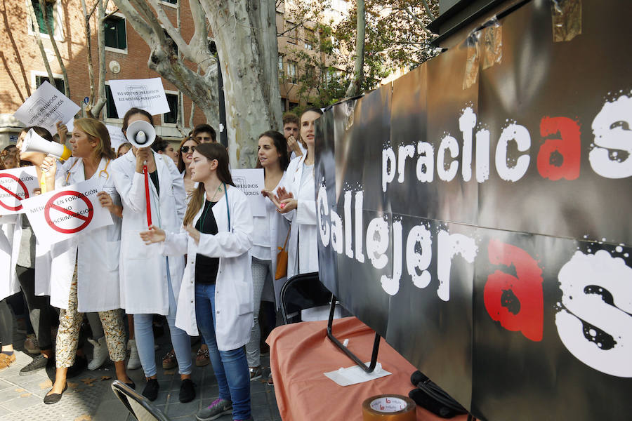 Protesta de los universitarios de las universidades privadas ante la problemática de las prácticas de sanidad
