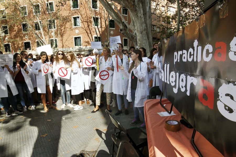 Protesta de los universitarios de las universidades privadas ante la problemática de las prácticas de sanidad