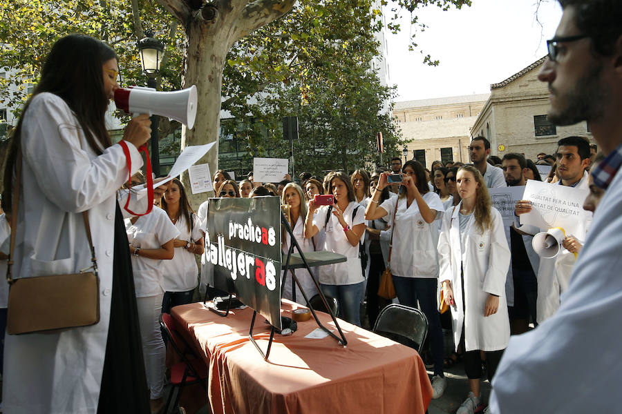 Protesta de los universitarios de las universidades privadas ante la problemática de las prácticas de sanidad