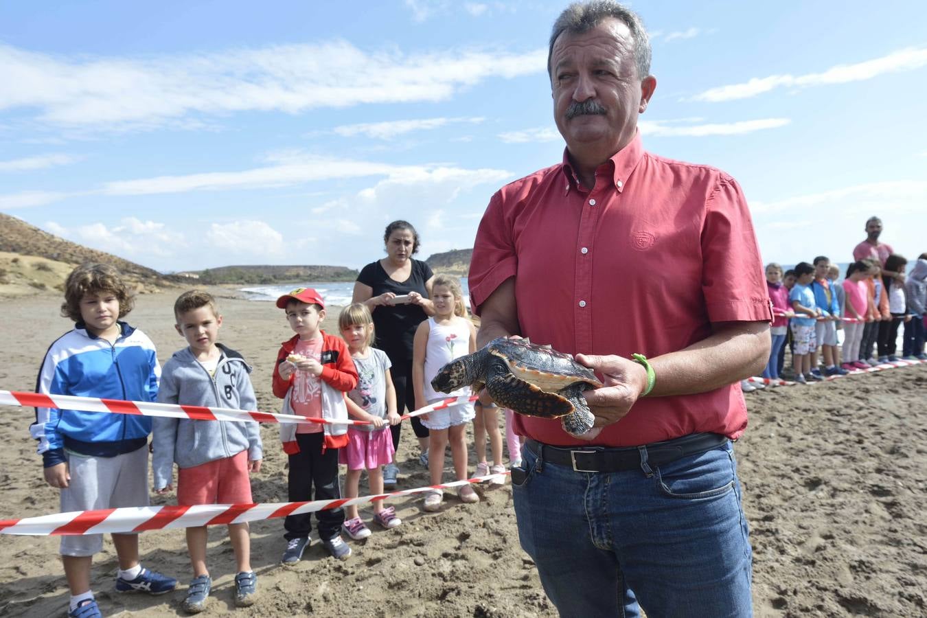 Liberan trece crías de tortuga boba marcadas para conocer sus migraciones