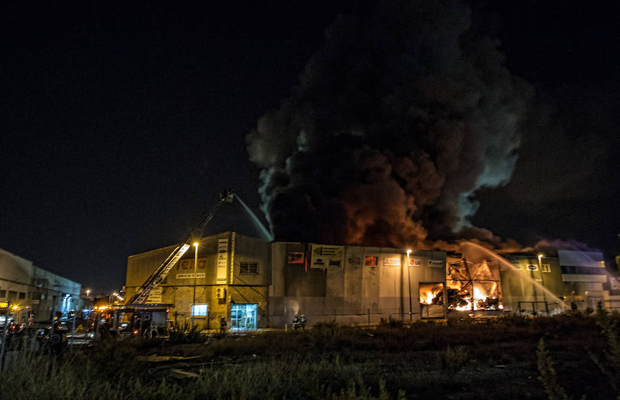 Incendio en una nave en el Polígono Industrial de Rabasa