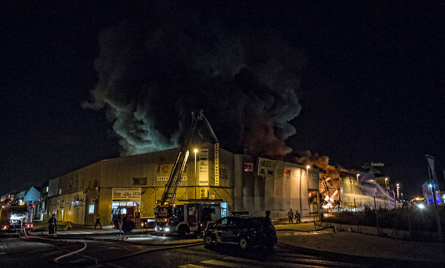 Incendio en una nave en el Polígono Industrial de Rabasa