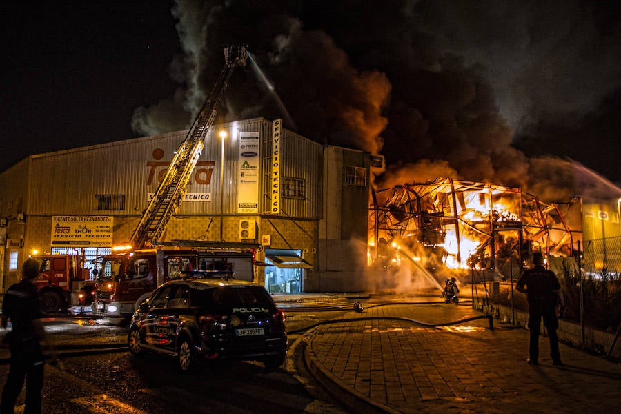 Incendio en una nave en el Polígono Industrial de Rabasa