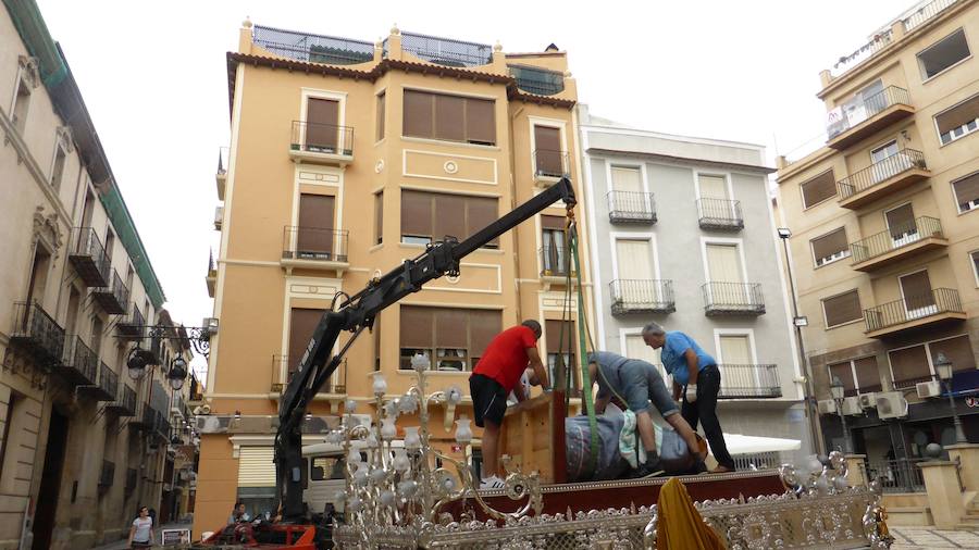 Traslado de las imágenes de la Cofradía de la Samaritana para su restauración