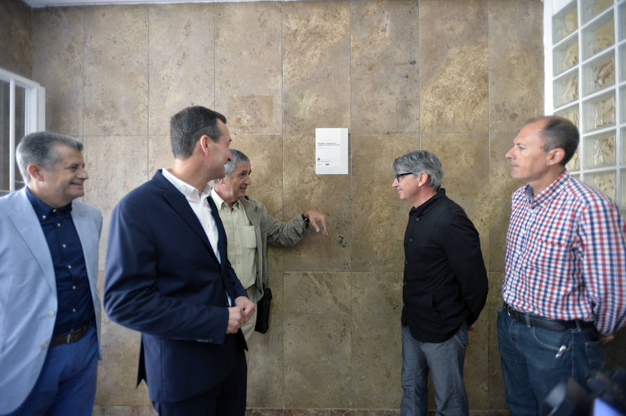 Colocación de la placa en el edificio del ambulatorio San Fermín