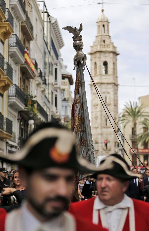 Miles de personas aplauden el paso de la Senyera