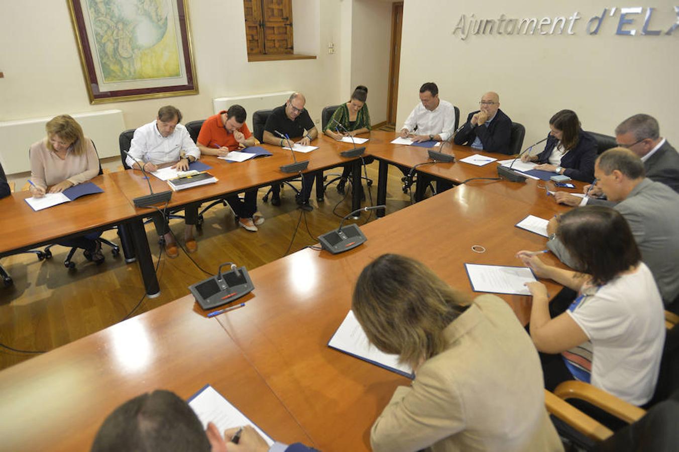 Plantón de Ilicitanos y el PP al conseller Alcaraz