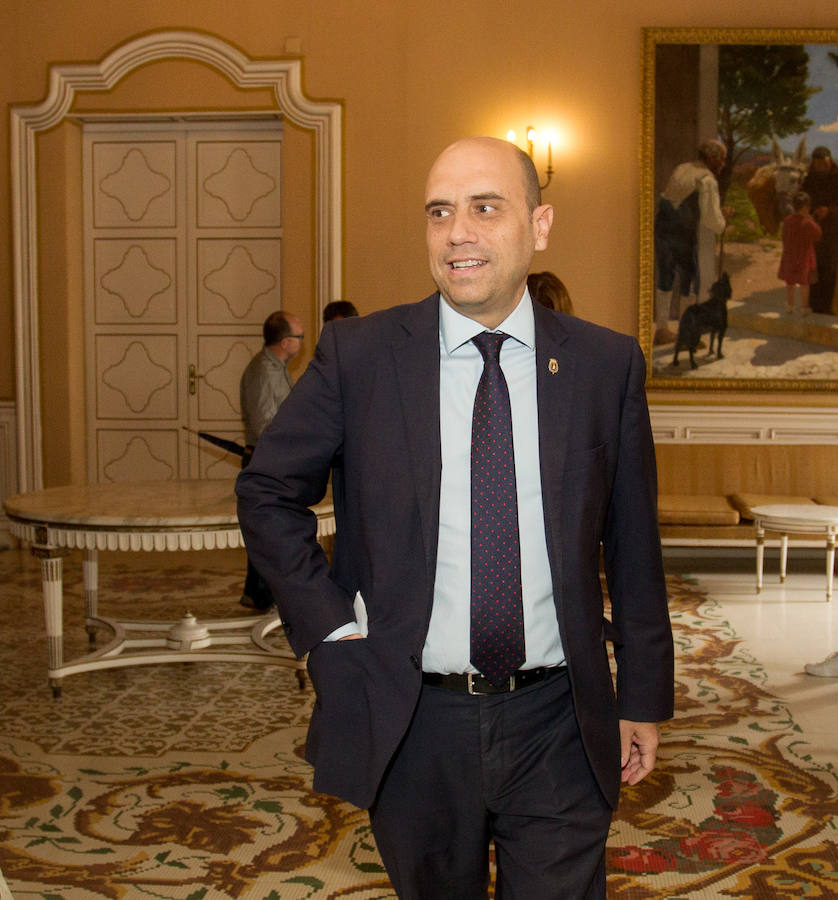 Echávarri durante la presentación de un acto en el Salón Azul del Ayuntamiento