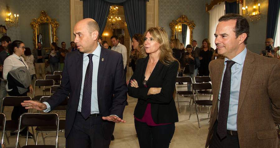 Echávarri durante la presentación de un acto en el Salón Azul del Ayuntamiento