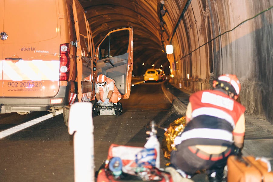 Simulacro de accidente entre un turismo y una furgoneta en el túnel de Mascarat en la AP-7