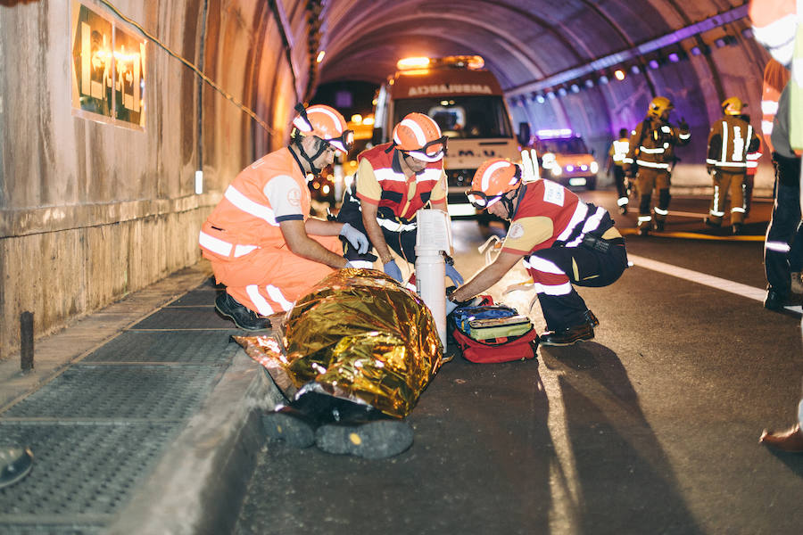 Simulacro de accidente entre un turismo y una furgoneta en el túnel de Mascarat en la AP-7