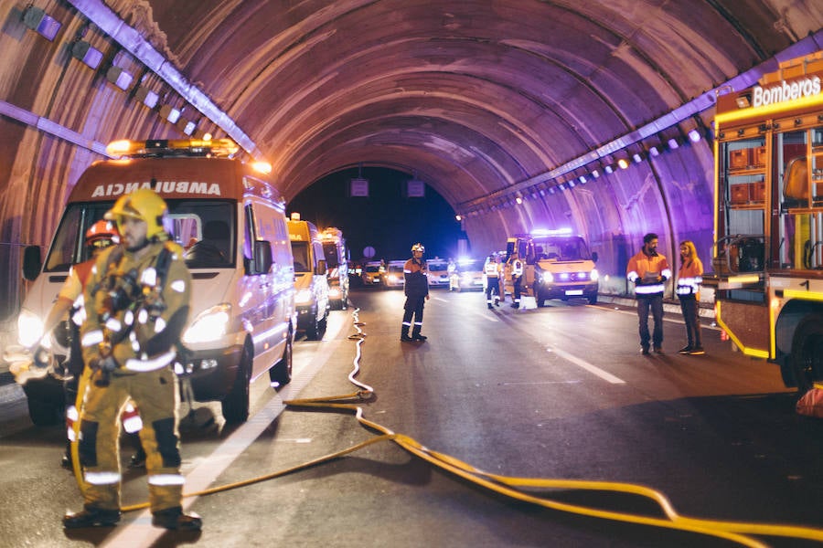 Simulacro de accidente entre un turismo y una furgoneta en el túnel de Mascarat en la AP-7