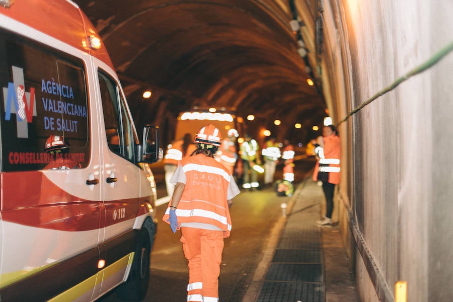 Simulacro de accidente entre un turismo y una furgoneta en el túnel de Mascarat en la AP-7