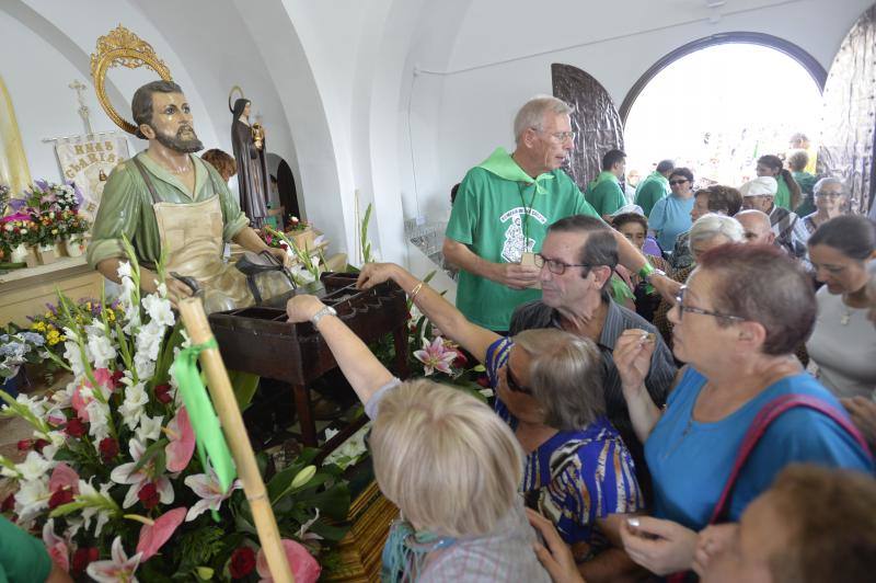 La romería de San Crispín emociona a los ilicitanos