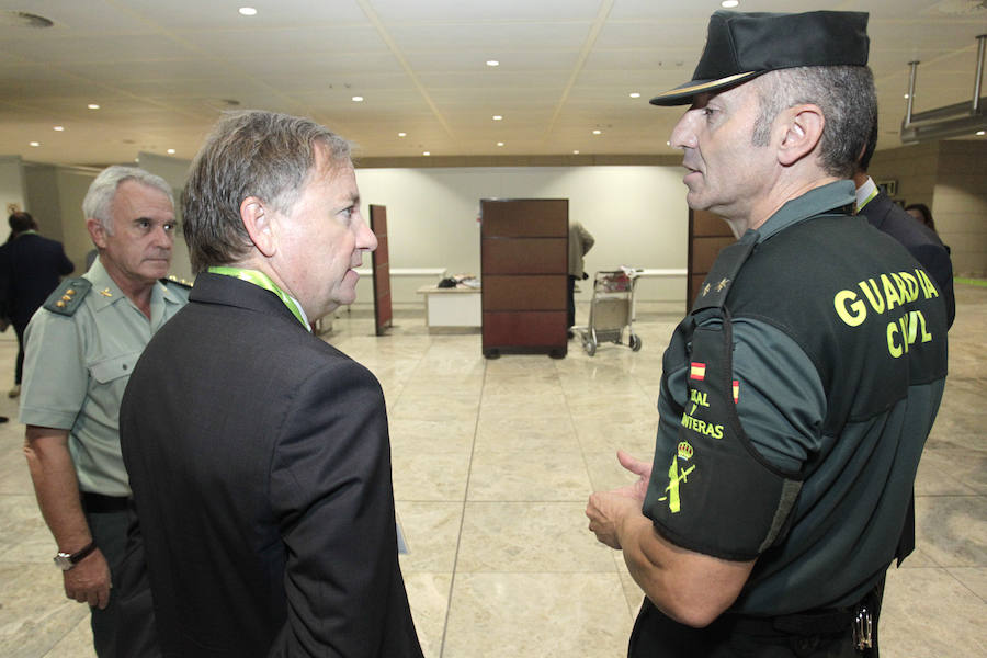 Moragues visita el control de Aduanas del aeropuerto de El Altet