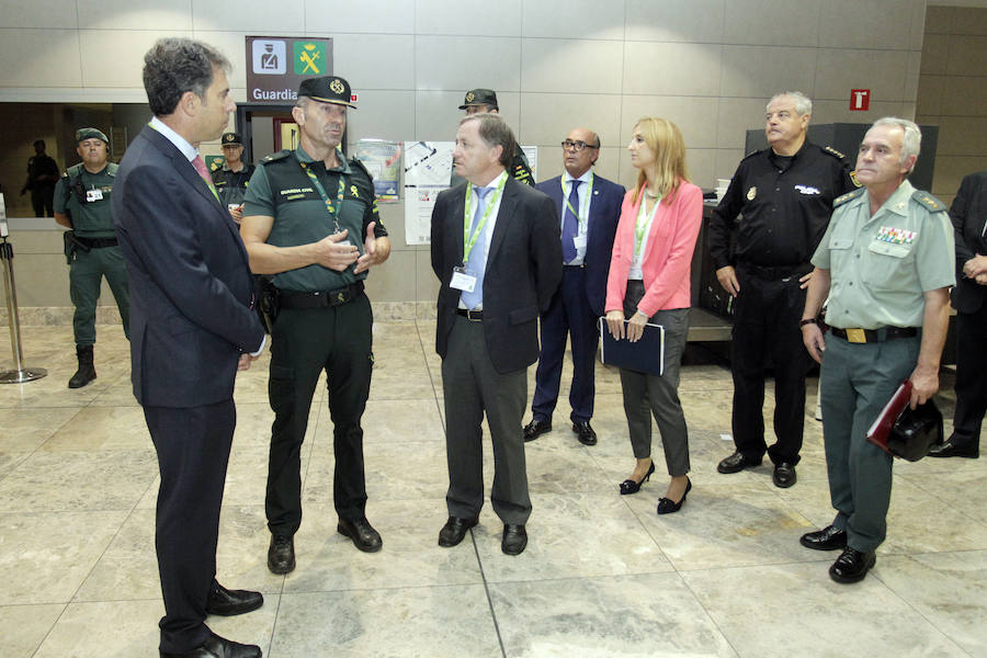 Moragues visita el control de Aduanas del aeropuerto de El Altet