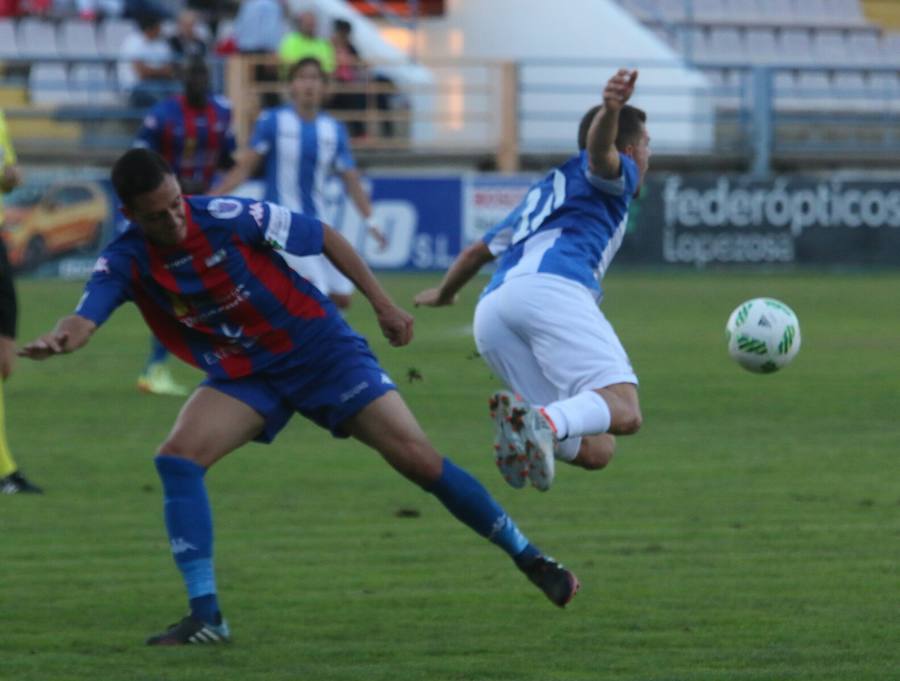 El Lorca golea y sigue arriba