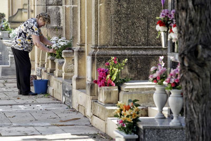 Preparativos previos al día de Todos los Santos
