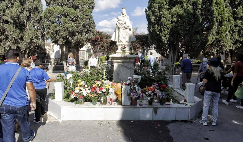 Afluencia masiva y normalidad en el cementerio de Alicante