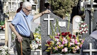 Afluencia masiva y normalidad en el cementerio de Alicante
