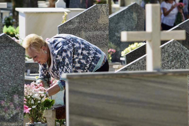 Afluencia masiva y normalidad en el cementerio de Alicante