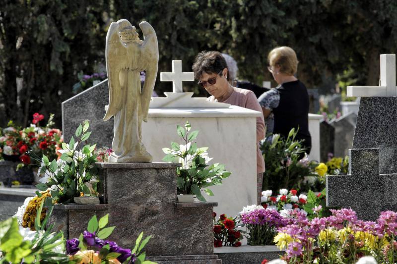 Afluencia masiva y normalidad en el cementerio de Alicante