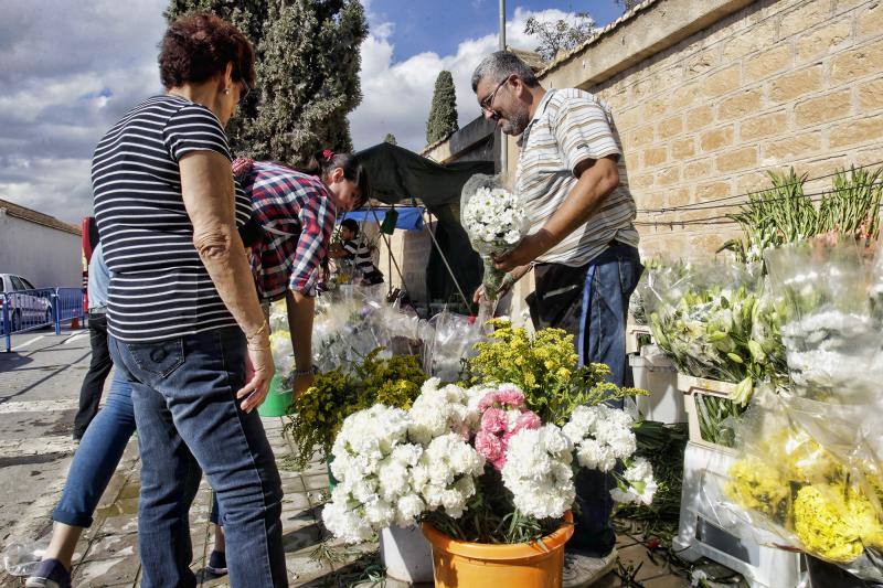 Afluencia masiva y normalidad en el cementerio de Alicante