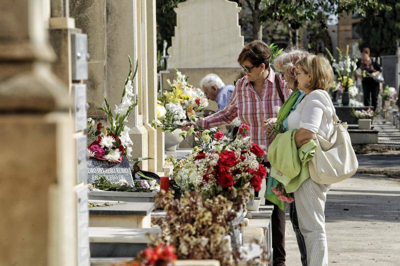 Afluencia masiva y normalidad en el cementerio de Alicante
