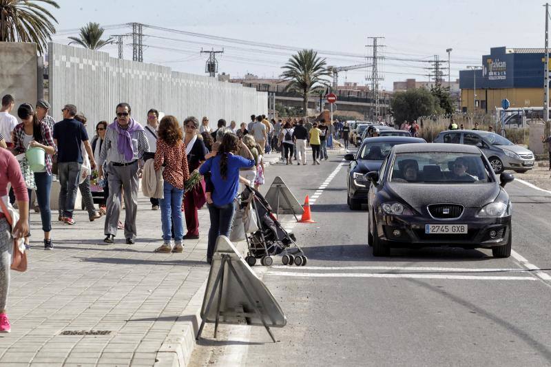 Afluencia masiva y normalidad en el cementerio de Alicante