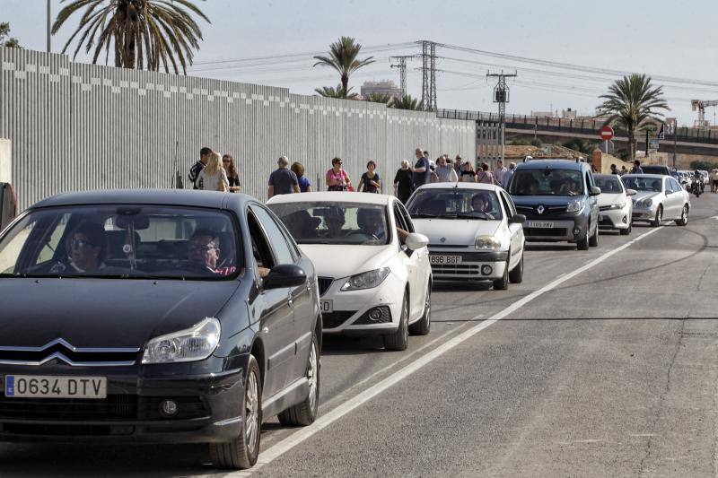 Afluencia masiva y normalidad en el cementerio de Alicante