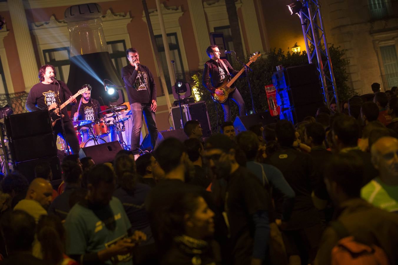 Noche de zapatillas y decibelios