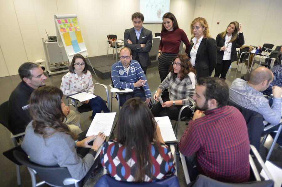 Talleres para taxistas y policías locales en Elche