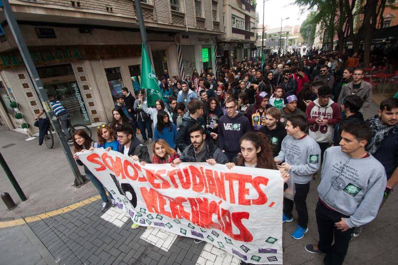 «Somos estudiantes, no mercancías»