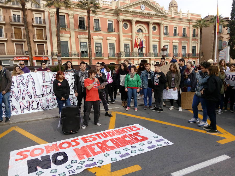 «Somos estudiantes, no mercancías»