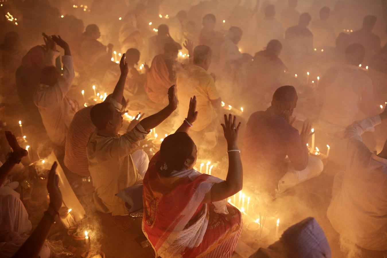 Fuego y ofrendas para Baba Loknath