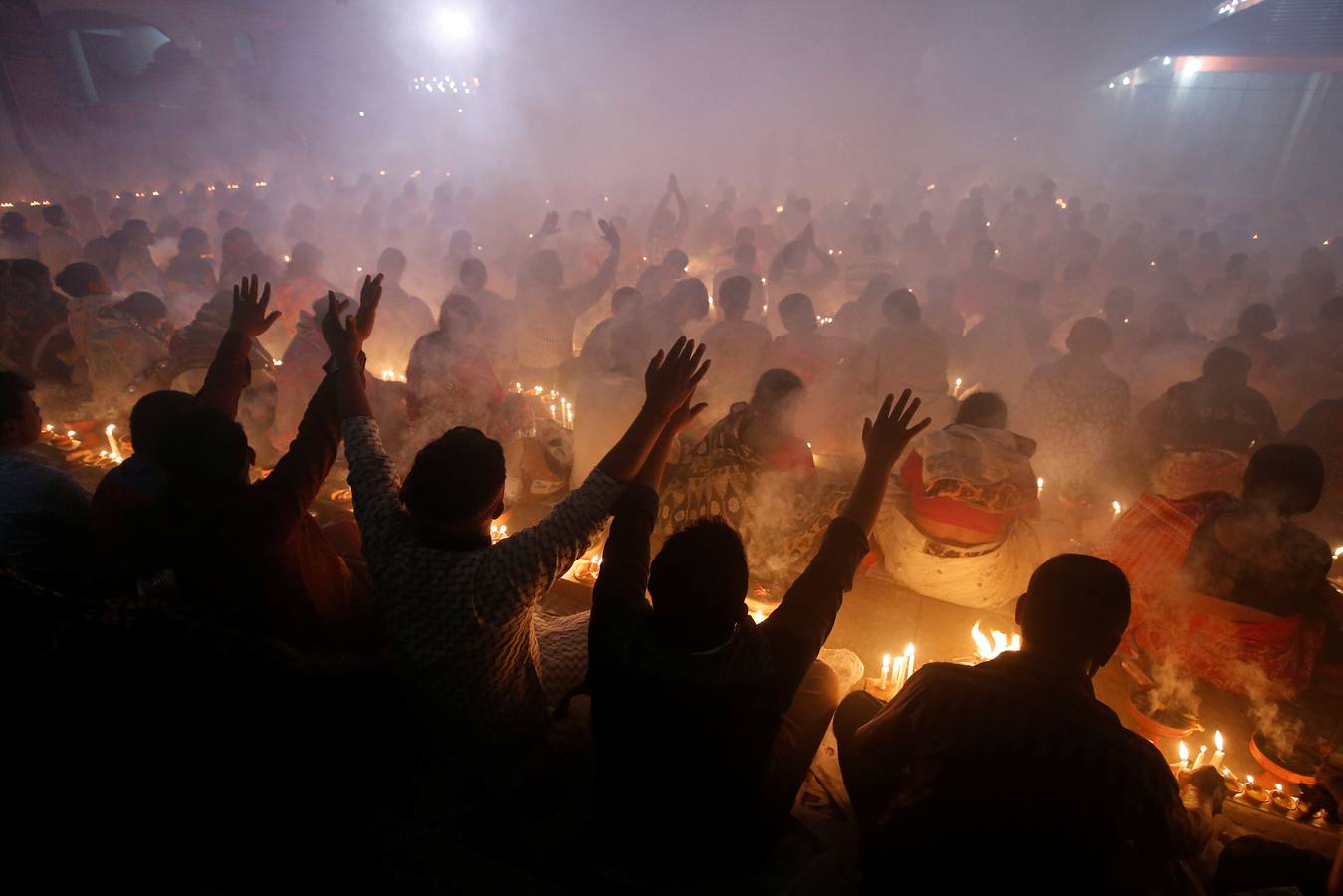 Fuego y ofrendas para Baba Loknath