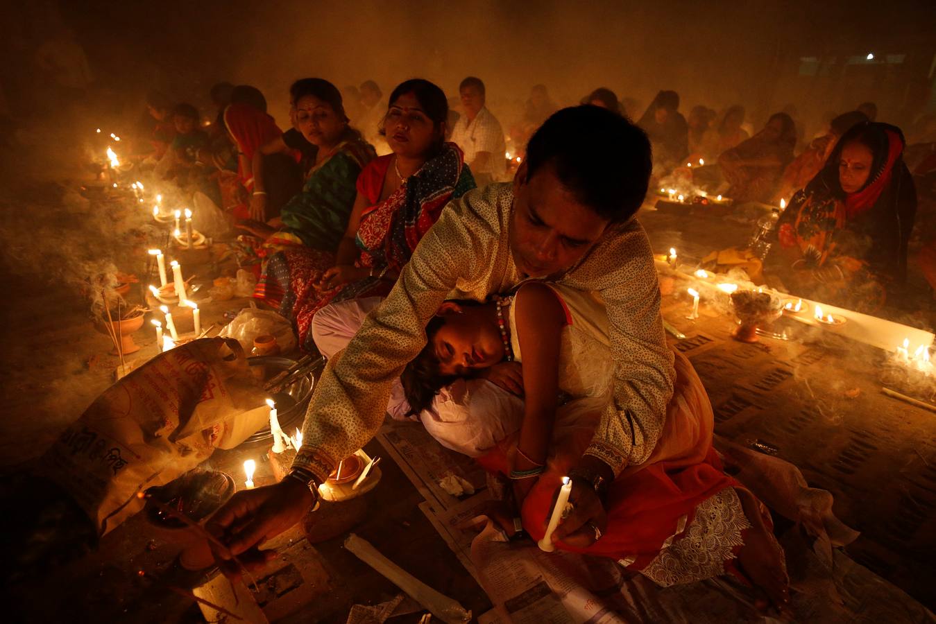 Fuego y ofrendas para Baba Loknath