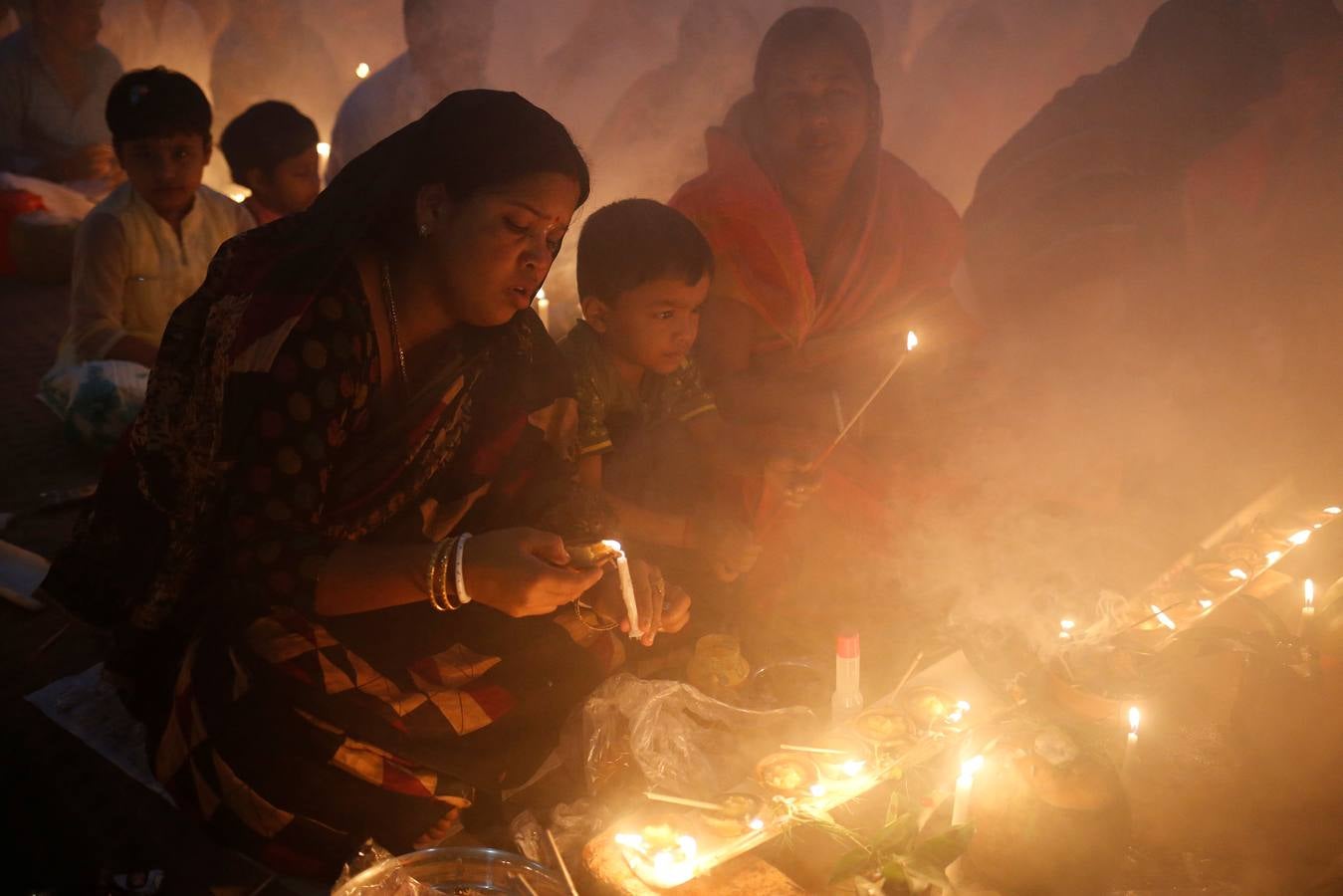 Fuego y ofrendas para Baba Loknath