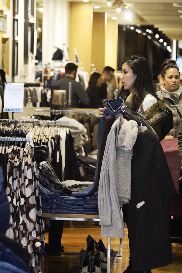 El &#039;Black Friday&#039; trae la alegría a los comercios en Murcia