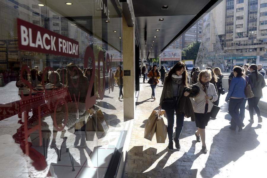 El &#039;Black Friday&#039; trae la alegría a los comercios en Murcia