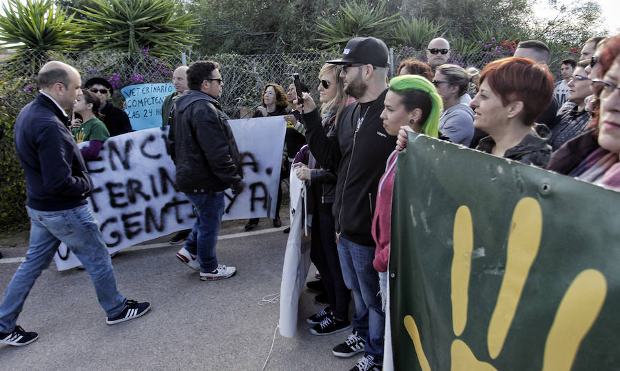 Protesta animalista en la Protectora de Bacarot