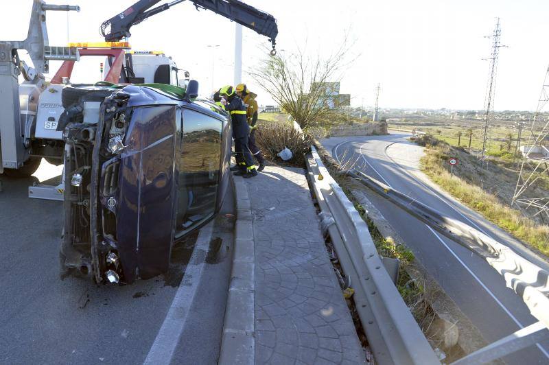 Accidente en la rotonda de acceso de la Ronda Oeste de Elche